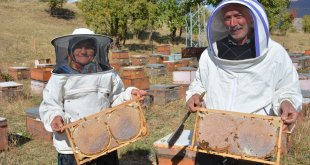 Hakkari'de bal hasadını tamamlayan Ordulu arıcı çift, dönüş hazırlığına başladı