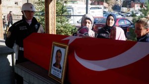 İzmir'de silahlı saldırıda vefat eden polis memuru memleketi Erzurum'da toprağa verildi
