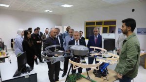 Vali Hatipoğlu FÜ'de bulunan TUSAŞ laboratuvarını inceledi