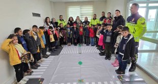 Mehmet Melik Özmen İlkokulu Öğrencileri, Trafik Eğitimi İçin Emniyet ve Jandarmayı Ziyaret Etti