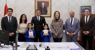 Osman Gazi İlkokulu Öğrencileri, Kaymakam’a Hikaye Kitabı Takdim Etti