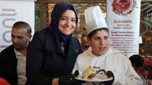 Elazığ'da engelli çocuklar pasta süsledi