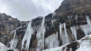 Yüksekova'nın Orşe Vadisindeki şelalesi dondu: Harika görüntüler oluşturdu