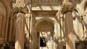 Tarihe ışık tutan İshak Paşa Sarayı, ziyaretçi akınına uğruyor