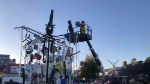 Erzincan'da profesör sıra dışı sanat performansıyla çevre kirliliğine dikkat çekti