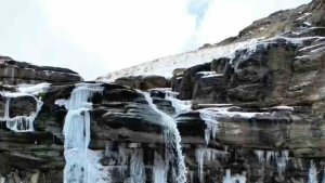 Yüksekova'da şelale dondu, buz sarkıtlarının boyu 4 metreyi buldu