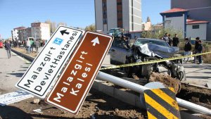 Malazgirt'te otomobiller çarpıştı: 1 ölü, 1 yaralı