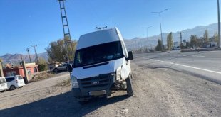 Ağrı'da 2 minibüs çarpıştı, 3 kişi yaralandı