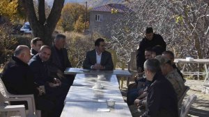 Vali Karakaya yolları yapılan köylerde incelemelerde bulundu