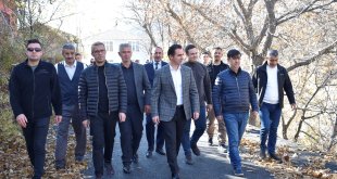 Bitlis Valisi Karakaya köylerde yapılan yol çalışmalarını inceledi