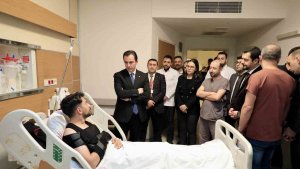 Vali Karakaya kazada yaralanan sağlık çalışanları ve vatandaşları ziyaret etti