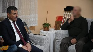 Gönüllülerin desteğiyle artık tek bastonla yürüyebiliyor