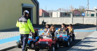 Ağrı'da çocuklar trafik kurallarını eğlenerek öğreniyor