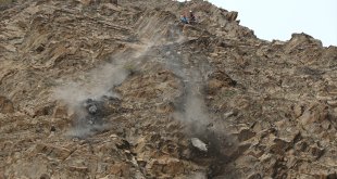"Endüstriyel dağcılar" Hakkari'de tehlike oluşturan kayalar için devrede
