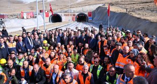 Bakan Uraloğlu, Van-Hakkari kara yolundaki Güzeldere Tüneli'nin açılışında konuştu: