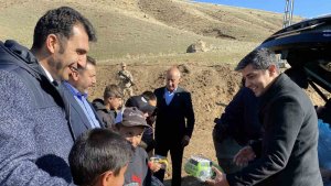 Hamur Kaymakamı Mahir, köy ziyaretlerinde vatandaşlarla buluştu