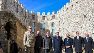 Tarihi Hoşap Kalesinin restorasyonu devam ediyor