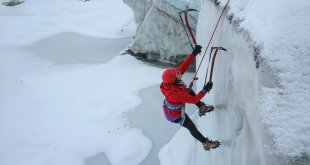Hakkari'de dağcılar, beyaza bürünen Cilo Dağı'ndaki buzullara tırmandı