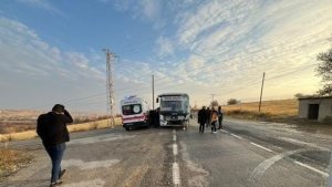 Elazığ'da otobüs ile kamyonet çarpıştı: 4 yaralı