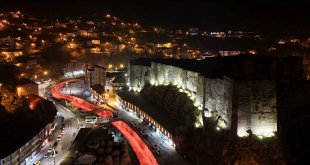 Bitlis'te kale surları, dere yatağı ve Kalealtı Çarşısı ışıklandırıldı