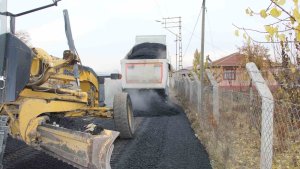 Iğdır'da köy yollarında asfalt çalışmaları sürüyor
