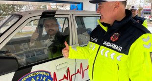 Ardahan'da jandarma emniyet kemerinin önemini vatandaşlara uygulamalı anlattı