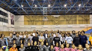 Dönmez'den hem moral hem hediye