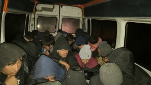 Ağrı'da 60 düzensiz göçmen ile 4 insan kaçakçısı yakalandı