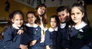 Köyün tek öğretmeni çocukları geleceğe hazırlıyor