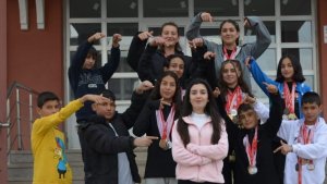 Elif öğretmen öğrencilerini spora yönlendirdi, atletizmde Türkiye şampiyonluklarına ambargo koydu