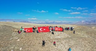 Van'da öğretmenler ızgara planlı antik kent kalıntısında doğa yürüyüşü yaptı