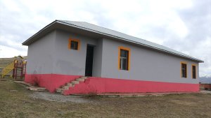 Mersinli öğretmen çift boyatıp güzelleştirdikleri köy okulunda öğrencileri eğitiyor