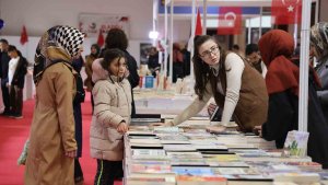 Elazığ Kitap Fuarı'na vatandaşların ilgisi sürüyor
