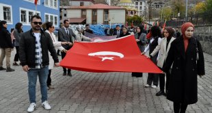 Hakkari'de öğretmenler, şehit meslektaşları için yürüdü