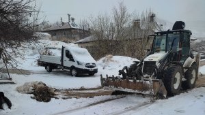 Doğanşehir'de karla mücadele çalışmaları devam ediyor