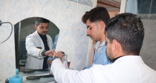 Lise öğrencileri ihtiyaç sahibi yaşlıların işine koşuyor