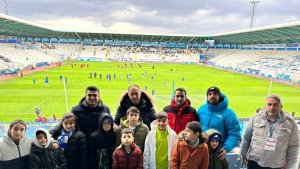 Altınok sporcularla birlikte maç izledi