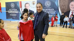 Ağrı'da sporculara eşofman takımı desteği sağlandı