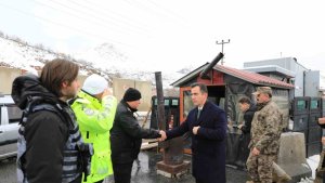 Bitlis Valisi Karakaya'dan karla mücadele ekiplerine ziyaret