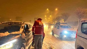 Yolda kalanların yardımına yetiştiler