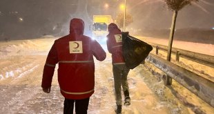Türk Kızılay, Erzurum'da kar nedeniyle yolda mahsur kalanlara ikramda bulundu
