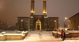 Kar yağışıyla beyaza bürünen Erzurum'un tarihi mekanları dronla görüntülendi