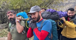 Van'da tırmanış sırasında ayağı kırılan dağcıyı arkadaşları kilometrelerce taşıyarak kurtardı