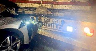 Kars'ta tıra arkadan çarpan otomobildeki 1 kişi yaralandı
