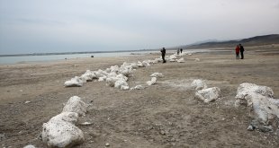 Arin Gölü'ndeki çekilmeyle iskele duvarı ve yapı kalıntıları ortaya çıktı