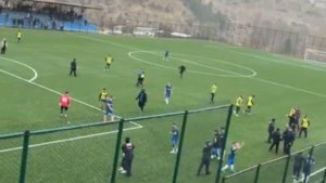 Amatör maçta saha karıştı, futbolcular taşlı saldırıda yaralandı