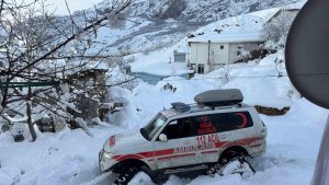 Karlı yolları aşan sağlık ekipleri yaşlı hastanın imdadına Hızır gibi yetişti