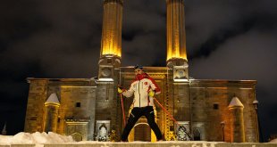 Milli sporcudan Erzurum'un tarihi yapıları arasında kayak keyfi