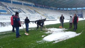 Dışarısı bembeyaz kar, içerisi yemyeşil bir saha