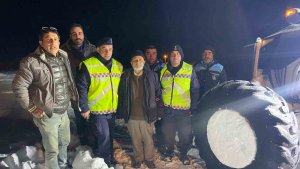 Kar nedeniyle mahsur kalan yaşlı adam kurtarıldı